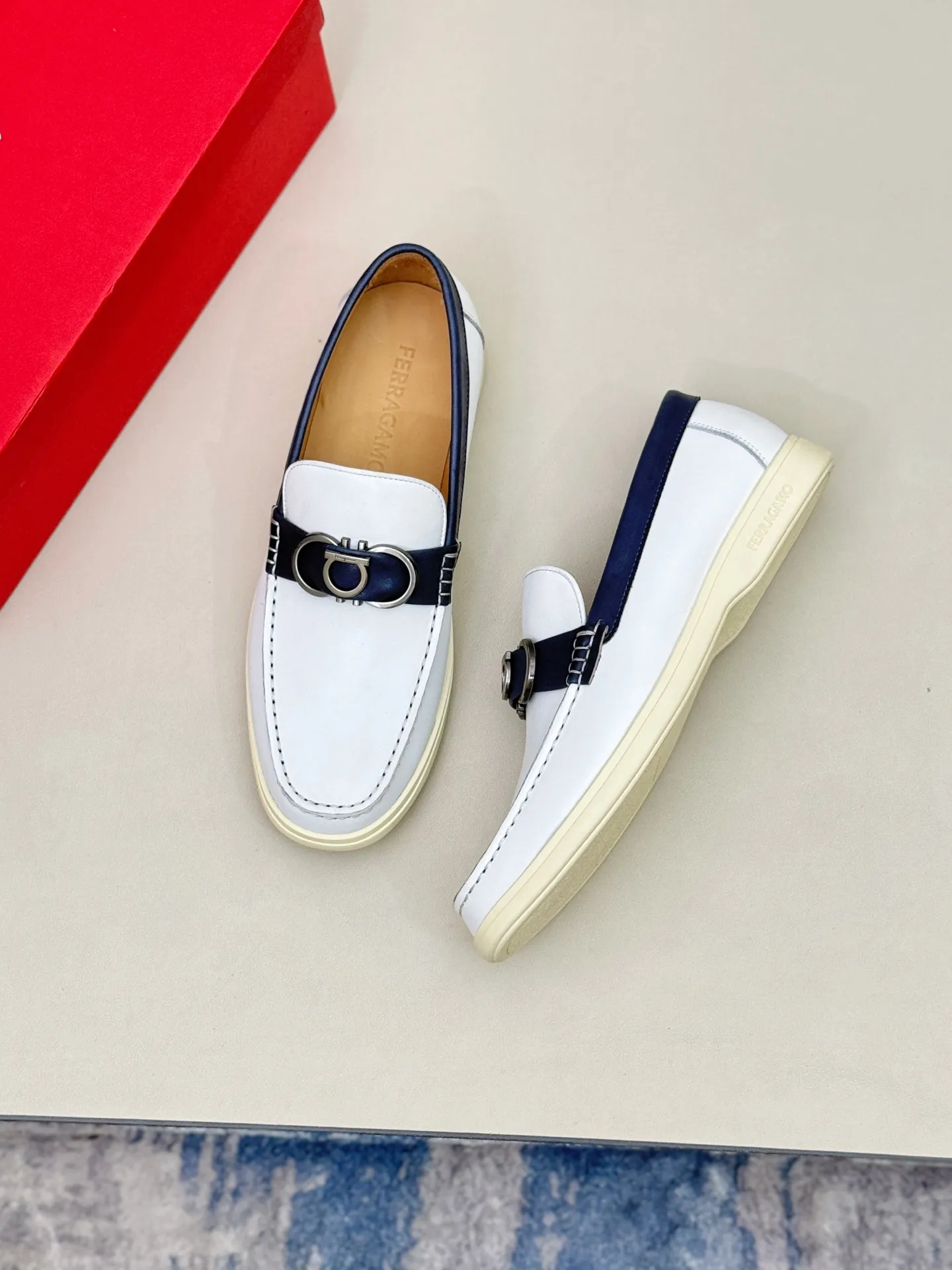 [Ferragamo] P: 580💰 Number of yards: 38~44 (45 orders are non-returnable) Ferragam's new men's driving shoes, the fabric is made of imported cowhide, with visible texture, heavy industrial stitching, dyed calfskin inside, standard logo cowhide feet, big-name experience, soft and comfortable on the feet, a men's favorite, special non-slip and wear-resistant rubber soles, easy to handle various occasions, with original box packaging!